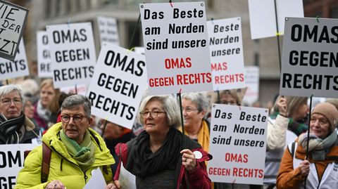 Demonstranten protestieren gegen Rammstein-Konzert in Berlin