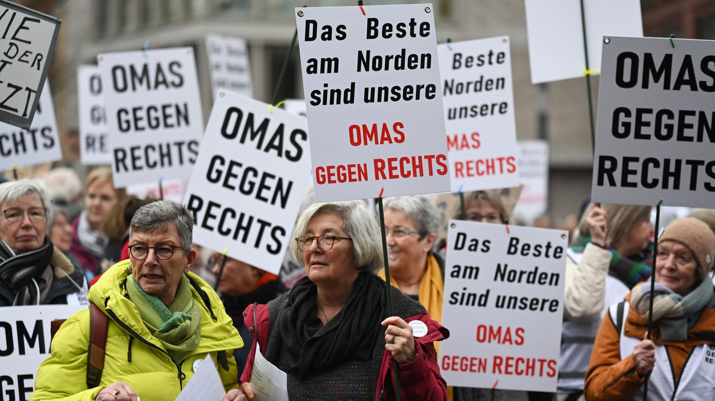 Omas gegen rechts auf dem Denkmalsplatz im niedersächsischen Leer