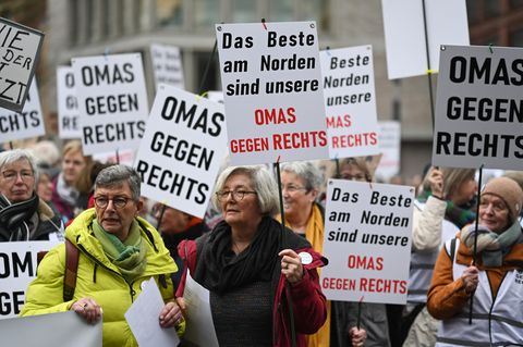 Omas gegen rechts auf dem Denkmalsplatz im niedersächsischen Leer