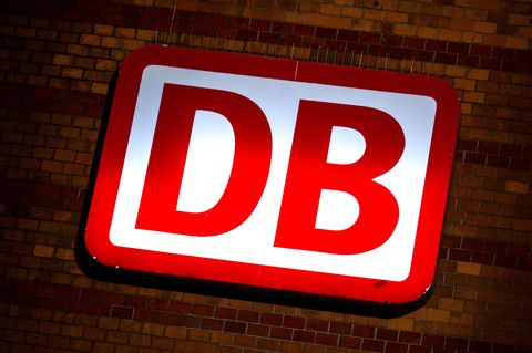 Das Logo der Deutschen Bahn prangt an einer Mauer