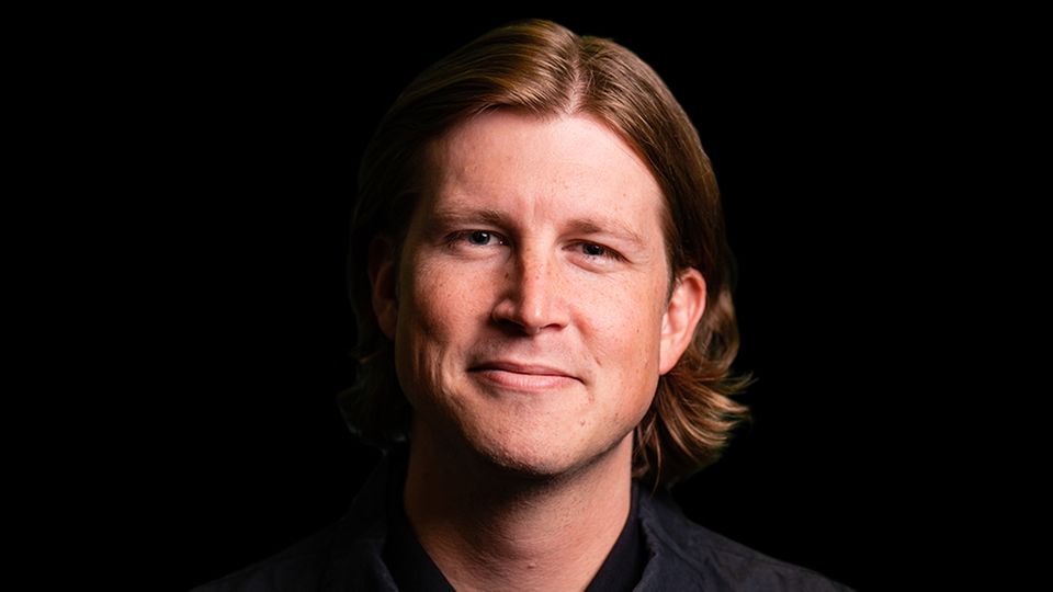 James Ruth ist Marketingchef bei den Tampa Bay Buccaneers. Er arbeitete ursprünglich im Investmentbanking, wechselte aber vor zehn Jahren in die amerikanische Fußballliga MLS und war dort für Vermarktung und Sponsorship verantwortlich. Vor seinem Wechsel in die NFL saß er drei Jahre im Leadership-Board des MLS-Teams Austin FC