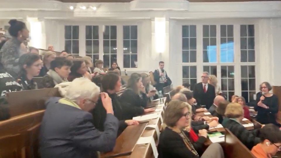 Humboldt Universität Berlin: Pro-Palästina-Aktivisten brüllen israelische Richterin nieder