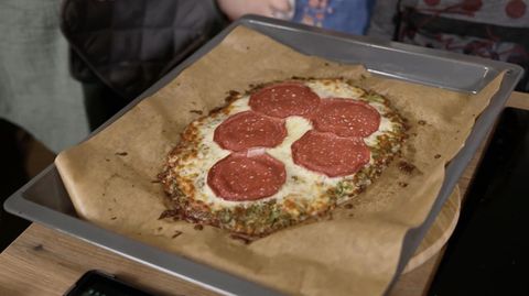 Pizza aus Brokkoli auf Backblech