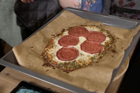 Pizza aus Brokkoli auf Backblech