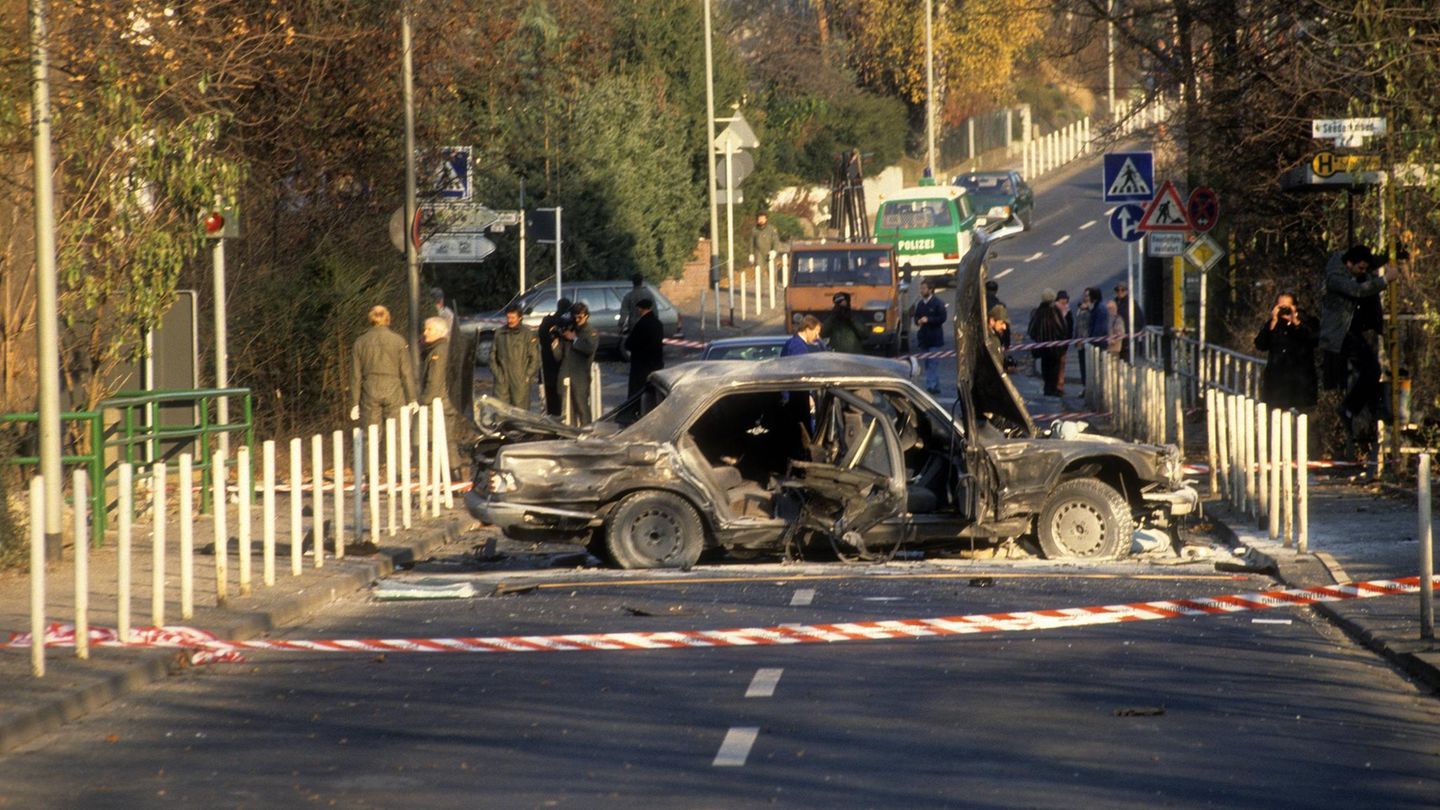 Attentat auf Alfred Herrhausen, das Foto zeigt ein Autowrack. Aktenzeichen XY hat heute die RAF im Programm