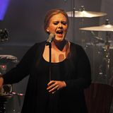 So kennt man Adele: wenig Tamtam, dafür ein Mikro und im Hintergrund die Band. Die Musikerin braucht keine große Bühnenshow, um ihre Fans zu begeistern. Ihre Mezzosopran-Stimme reicht. Besonders für ihre Balladen wird die Britin geliebt. Genau wie "19" handelte auch Adeles zweites Erfolgsalbum, "21", von Herzschmerz und Betrug. Ihre Single-Auskopplung "Someone Like You" brachte ihr schließlich Weltruhm ein und wurde zur Hymne aller Verlassenen. 