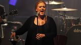 So kennt man Adele: wenig Tamtam, dafür ein Mikro und im Hintergrund die Band. Die Musikerin braucht keine große Bühnenshow, um ihre Fans zu begeistern. Ihre Mezzosopran-Stimme reicht. Besonders für ihre Balladen wird die Britin geliebt. Genau wie "19" handelte auch Adeles zweites Erfolgsalbum, "21", von Herzschmerz und Betrug. Ihre Single-Auskopplung "Someone Like You" brachte ihr schließlich Weltruhm ein und wurde zur Hymne aller Verlassenen. 