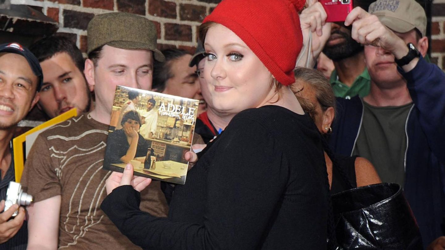 Ausnahmekünstlerin: Ihr großer Durchbruch gelang ihr mit ihrem Debütalbum "19", das sie mit 19 Jahren geschrieben hatte. Die Single-Auskopplung "Hometown Glory" – eine Hommage an ihre Heimatstadt London – stieg in die britischen Charts ein, nachdem der Song in einer Fernsehserie gespielt worden war. 2010 wurde der Song für einen Grammy in der Kategorie Beste weibliche Gesangsdarbietung – Pop nominiert. Für die zweite Single-Auskopplung, "Chasing Pavements", gewann Adele letztlich den Grammy. Jedes ihrer Alben hat Adele nach dem Alter benannt, mit welchem sie das Werk geschrieben hat. Ihr großer Durchbruch gelang ihr mit ihrem Debütalbum "19", das sie mit 19 Jahren geschrieben hatte. Die Single-Auskopplung "Hometown Glory" – eine Hommage an ihre Heimatstadt London – stieg in die britischen Charts ein, nachdem der Song in einer Fernsehserie gespielt worden war. 2010 wurde der Song für einen Grammy in der Kategorie Beste weibliche Gesangsdarbietung – Pop nominiert. Für die zweite Single-Auskopplung, "Chasing Pavements", gewann Adele letztlich den Grammy. Jedes ihrer Alben hat Adele nach dem Alter benannt, mit welchem sie das Werk geschrieben hat.