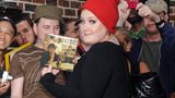 Ihr großer Durchbruch gelang ihr mit ihrem Debütalbum "19", das sie mit 19 Jahren geschrieben hatte. Die Single-Auskopplung "Hometown Glory" – eine Hommage an ihre Heimatstadt London – stieg in die britischen Charts ein, nachdem der Song in einer Fernsehserie gespielt worden war. 2010 wurde der Song für einen Grammy in der Kategorie Beste weibliche Gesangsdarbietung – Pop nominiert. Für die zweite Single-Auskopplung, "Chasing Pavements", gewann Adele letztlich den Grammy. Jedes ihrer Alben hat Adele nach dem Alter benannt, mit welchem sie das Werk geschrieben hat. 
