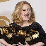 Es fehlt nicht mehr viel zum EGOT-Status. So werden Künstler:innen bezeichnet, die sowohl einen Emmy, einen Grammy, einen Oscar und einen Tony Award gewinnen konnten. Adele hat immerhin schon 16 Grammys im Regal stehen, einen Golden Globe und ... 