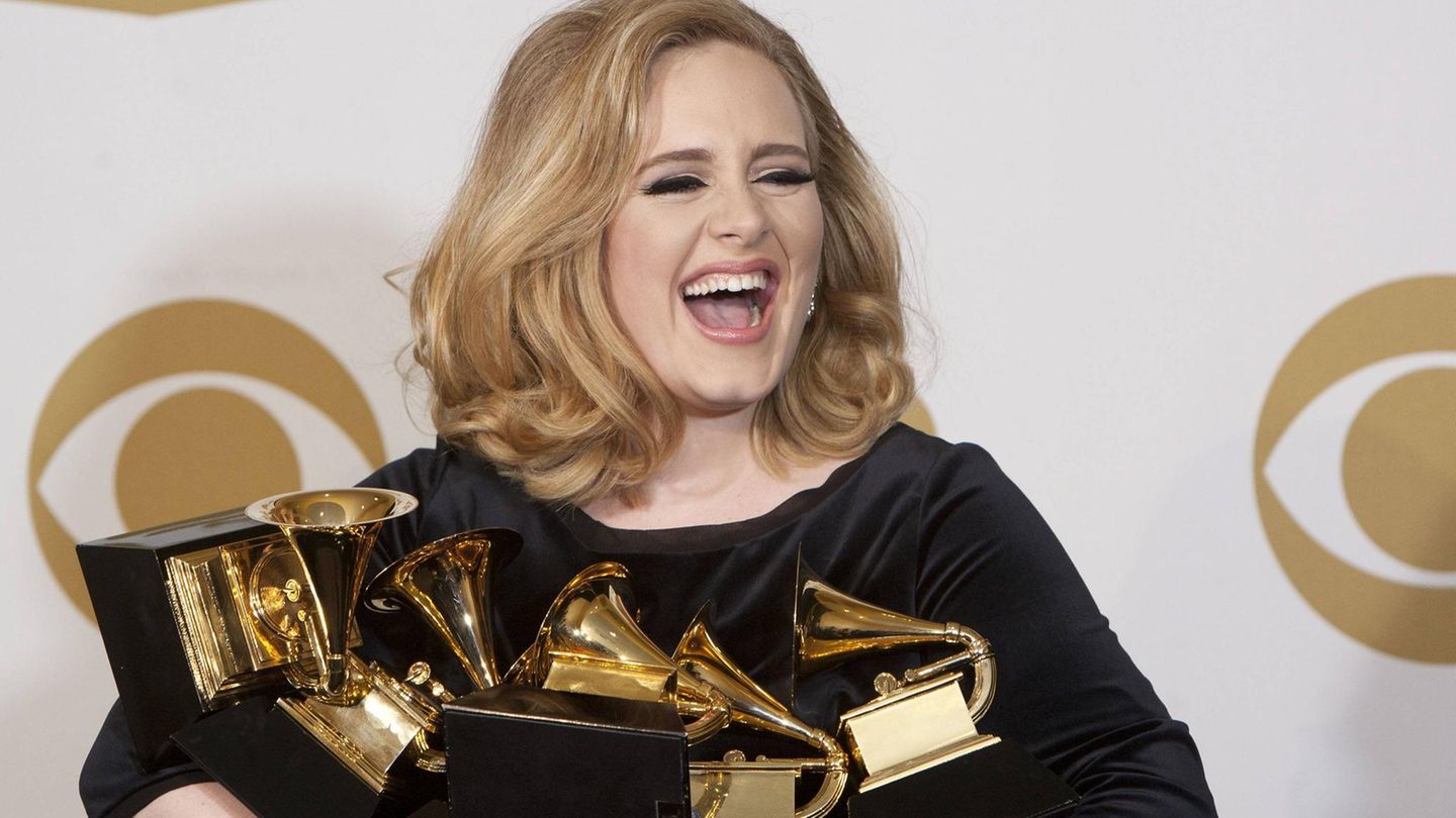 Es fehlt nicht mehr viel zum EGOT-Status. So werden Künstler:innen bezeichnet, die sowohl einen Emmy, einen Grammy, einen Oscar und einen Tony Award gewinnen konnten. Adele hat immerhin schon 16 Grammys im Regal stehen, einen Golden Globe und ... 