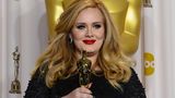 ... für ihren Song "Skyfall" (James Bond) gewann sie 2013 den Oscar. Auch den Emmy konnte die Erfolgsmusikerin bereits einheimsen. Nun fehlt nur noch der Tony. In James Cordens "Carpool Karaoke" sprach der Moderator die Musikerin darauf an. "Du bist nur noch einen Tony Award vom EGOT entfernt. Du hast jetzt den EGO", scherzte Corden, woraufhin Adele antwortete, ein Ego habe sie schon immer gehabt. Einen Tony würde sie so schnell jedoch nicht gewinnen, so Adele. Der Grund sei simpel: "Ich würde nie ein Musical oder so etwas schreiben, weil ich Musicals verdammt noch mal hasse", verriet sie. 