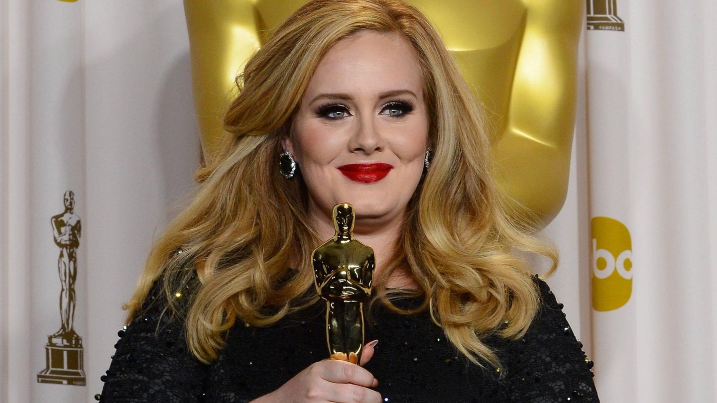 Ausnahmekünstlerin: ... für ihren Song "Skyfall" (James Bond) gewann sie 2013 den Oscar. Auch den Emmy konnte die Erfolgsmusikerin bereits einheimsen. Nun fehlt nur noch der Tony. In James Cordens "Carpool Karaoke" sprach der Moderator die Musikerin darauf an. "Du bist nur noch einen Tony Award vom EGOT entfernt. Du hast jetzt den EGO", scherzte Corden, woraufhin Adele antwortete, ein Ego habe sie schon immer gehabt. Einen Tony würde sie so schnell jedoch nicht gewinnen, so Adele. Der Grund sei simpel: "Ich würde nie ein Musical oder so etwas schreiben, weil ich Musicals verdammt noch mal hasse", verriet sie. ... für ihren Song "Skyfall" (James Bond) gewann sie 2013 den Oscar. Auch den Emmy konnte die Erfolgsmusikerin bereits einheimsen. Nun fehlt nur noch der Tony. In James Cordens "Carpool Karaoke" sprach der Moderator die Musikerin darauf an. "Du bist nur noch einen Tony Award vom EGOT entfernt. Du hast jetzt den EGO", scherzte Corden, woraufhin Adele antwortete, ein Ego habe sie schon immer gehabt. Einen Tony würde sie so schnell jedoch nicht gewinnen, so Adele. Der Grund sei simpel: "Ich würde nie ein Musical oder so etwas schreiben, weil ich Musicals verdammt noch mal hasse", verriet sie.