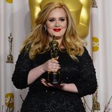 ... für ihren Song "Skyfall" (James Bond) gewann sie 2013 den Oscar. Auch den Emmy konnte die Erfolgsmusikerin bereits einheimsen. Nun fehlt nur noch der Tony. In James Cordens "Carpool Karaoke" sprach der Moderator die Musikerin darauf an. "Du bist nur noch einen Tony Award vom EGOT entfernt. Du hast jetzt den EGO", scherzte Corden, woraufhin Adele antwortete, ein Ego habe sie schon immer gehabt. Einen Tony würde sie so schnell jedoch nicht gewinnen, so Adele. Der Grund sei simpel: "Ich würde nie ein Musical oder so etwas schreiben, weil ich Musicals verdammt noch mal hasse", verriet sie. 
