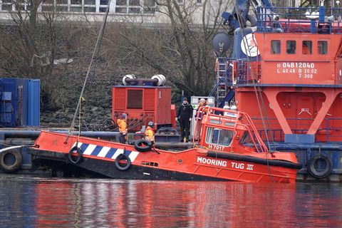 Das gesunkene Schiff wird nahe der Köhlbrandbrücke aus der Elbe geborgen