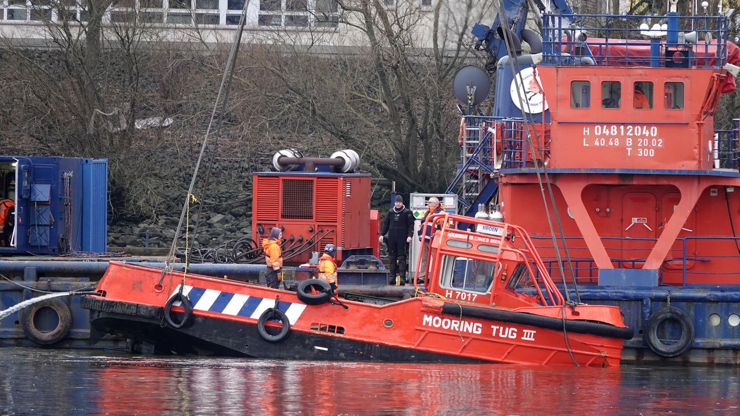 Das gesunkene Schiff wird nahe der Köhlbrandbrücke aus der Elbe geborgen