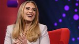 Das Spiel mit der Öffentlichkeit beherrscht kaum jemand so gut wie Adele. Meistens taucht sie nur in Talkshows auf, wenn sie ein Album zu bewerben hat. Zwischen ihren Veröffentlichungen zieht sich die Britin in der Regel zurück. So war es auch nach ihrem dritten Album "25" und ihrer jüngsten Platte "30". Nach einer jahrelangen Auszeit zeigte sich Adele nicht nur als alleinstehende Mutter zurück auf der Bühne, sondern auch mit einem neuen Look. Vieldiskutiert wurde ihre Gewichtsabnahme. Knapp 50 Kilo hatte die Sängerin verloren. "Ich weiß, ich habe mich sehr verändert, seit ihr mich das letzte Mal gesehen habt, aber wegen der Covid-Beschränkungen und der Reiseverbote musste ich mit leichtem Gepäck reisen und nur eine Hälfte von mir mitnehmen, und das ist die Hälfte, die ich gewählt habe", scherzte sie 2020 bei "Saturday Night Live". 