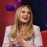 Das Spiel mit der Öffentlichkeit beherrscht kaum jemand so gut wie Adele. Meistens taucht sie nur in Talkshows auf, wenn sie ein Album zu bewerben hat. Zwischen ihren Veröffentlichungen zieht sich die Britin in der Regel zurück. So war es auch nach ihrem dritten Album "25" und ihrer jüngsten Platte "30". Nach einer jahrelangen Auszeit zeigte sich Adele nicht nur als alleinstehende Mutter zurück auf der Bühne, sondern auch mit einem neuen Look. Vieldiskutiert wurde ihre Gewichtsabnahme. Knapp 50 Kilo hatte die Sängerin verloren. "Ich weiß, ich habe mich sehr verändert, seit ihr mich das letzte Mal gesehen habt, aber wegen der Covid-Beschränkungen und der Reiseverbote musste ich mit leichtem Gepäck reisen und nur eine Hälfte von mir mitnehmen, und das ist die Hälfte, die ich gewählt habe", scherzte sie 2020 bei "Saturday Night Live". 