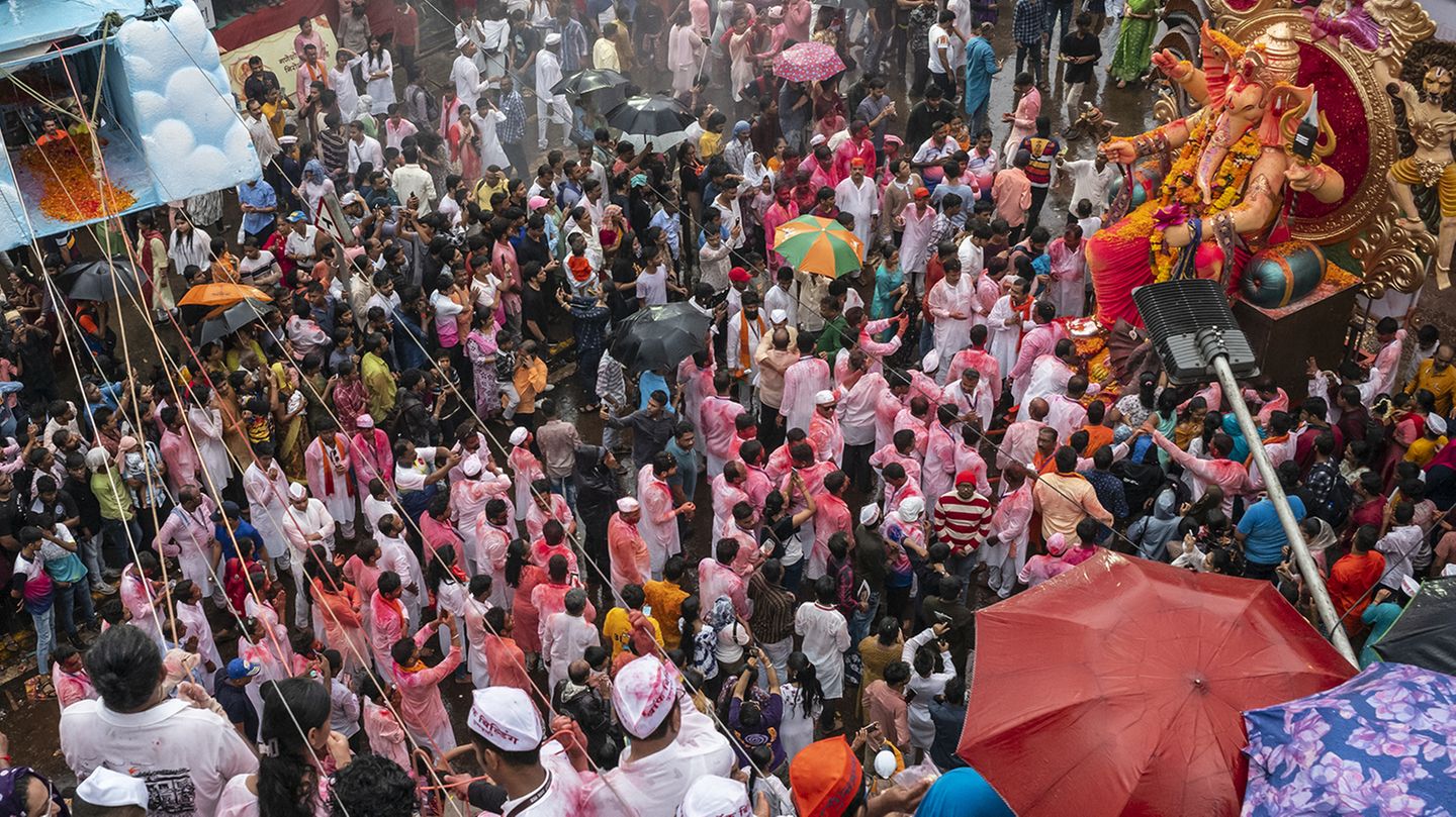 In Lal Baug, einem Viertel von Mumbai, findet jedes Jahr ein Festival zu Ehren von Ganesha statt, dem Gott der Weisheit. Die Aufnahme stammt aus dem September 2023