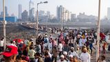 Pilger auf dem Weg zum "Haji Ali Dargah", einer Moschee und einem Grabdenkmal vor der Küste von Mumbai. Foto vom Februar 2023