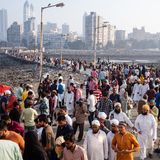 Pilger auf dem Weg zum "Haji Ali Dargah", einer Moschee und einem Grabdenkmal vor der Küste von Mumbai. Foto vom Februar 2023
