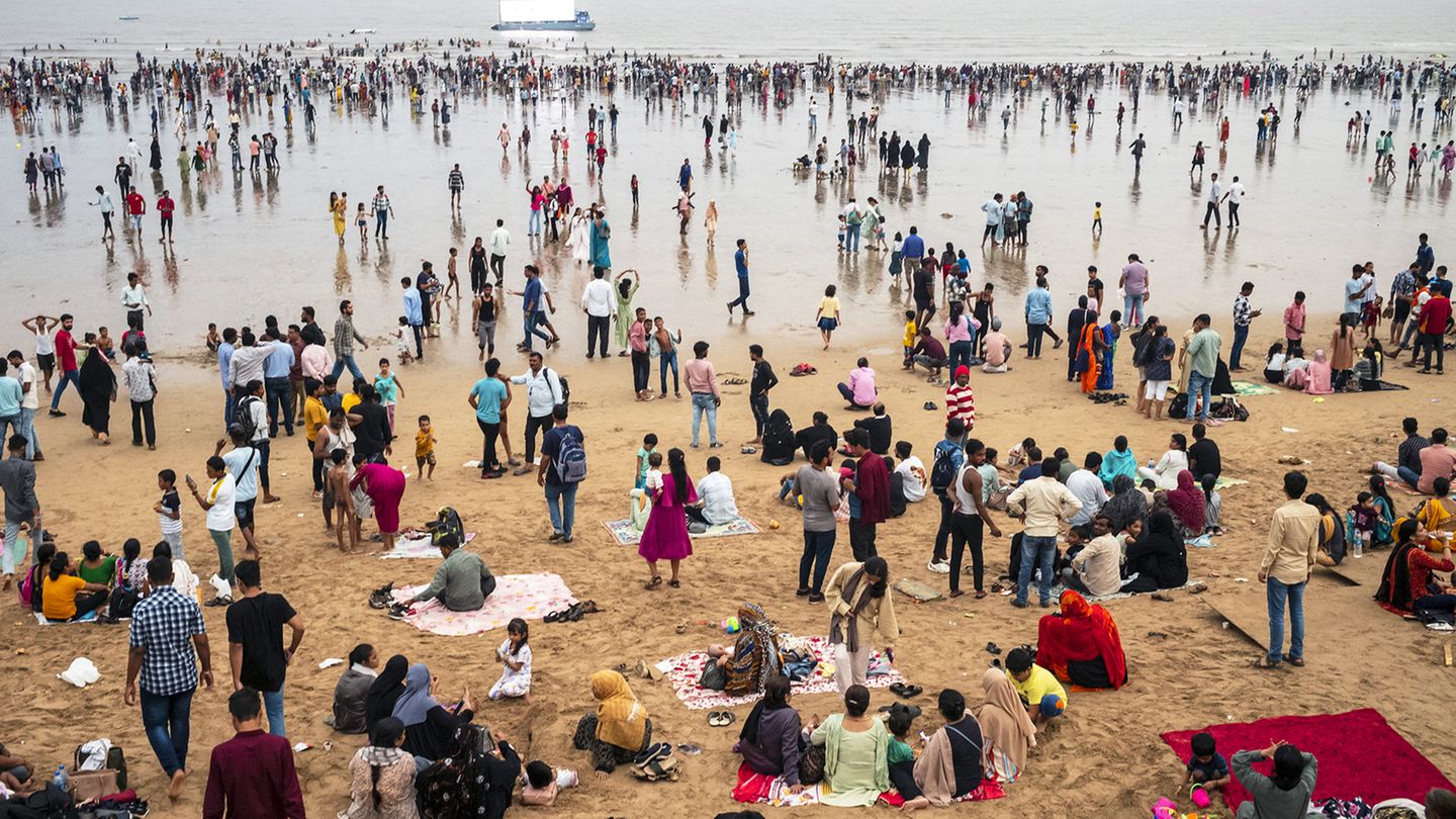 Der "Juhu"-Strand ist einer der beliebtesten in Mumbai. Ein Bild aus dem September 2023.
