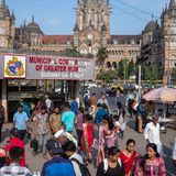 Das "Chhatrapati Shivaji Maharaj"-Terminal in der Metropole Mumbai gilt als einer der größten und emsigsten Bahnhöfe der Welt. Hier ein Bild aus dem September 2023