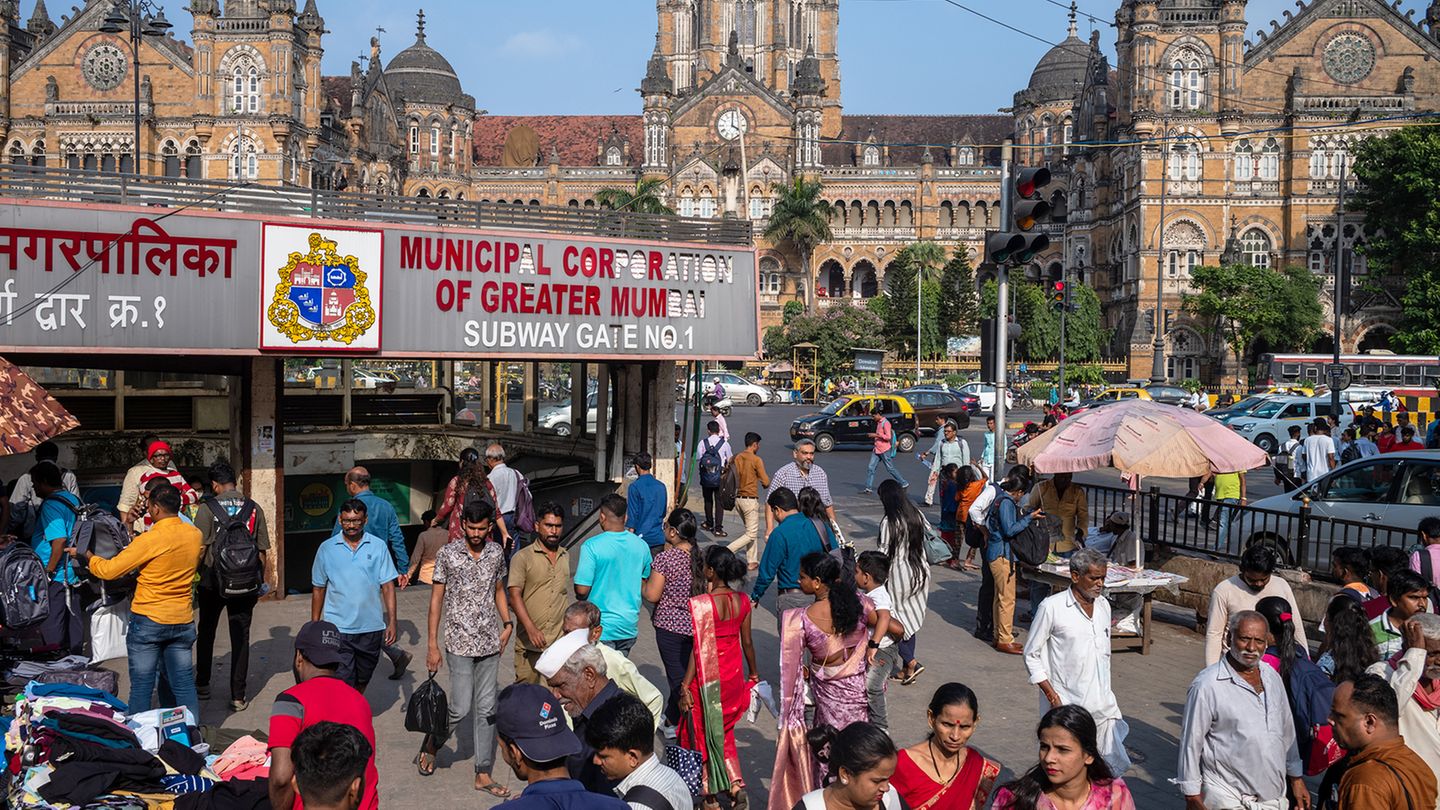 Das "Chhatrapati Shivaji Maharaj"-Terminal in der Metropole Mumbai gilt als einer der größten und emsigsten Bahnhöfe der Welt. Hier ein Bild aus dem September 2023