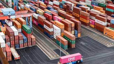 Lieferkettengesetz: Container stehen im Containerterminal Altenwerder in Hamburg auf einer Abstellfläche