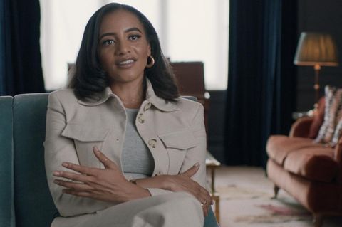 Amal Fashanu wird für die Doku "Das letzte Tabu" interviewt