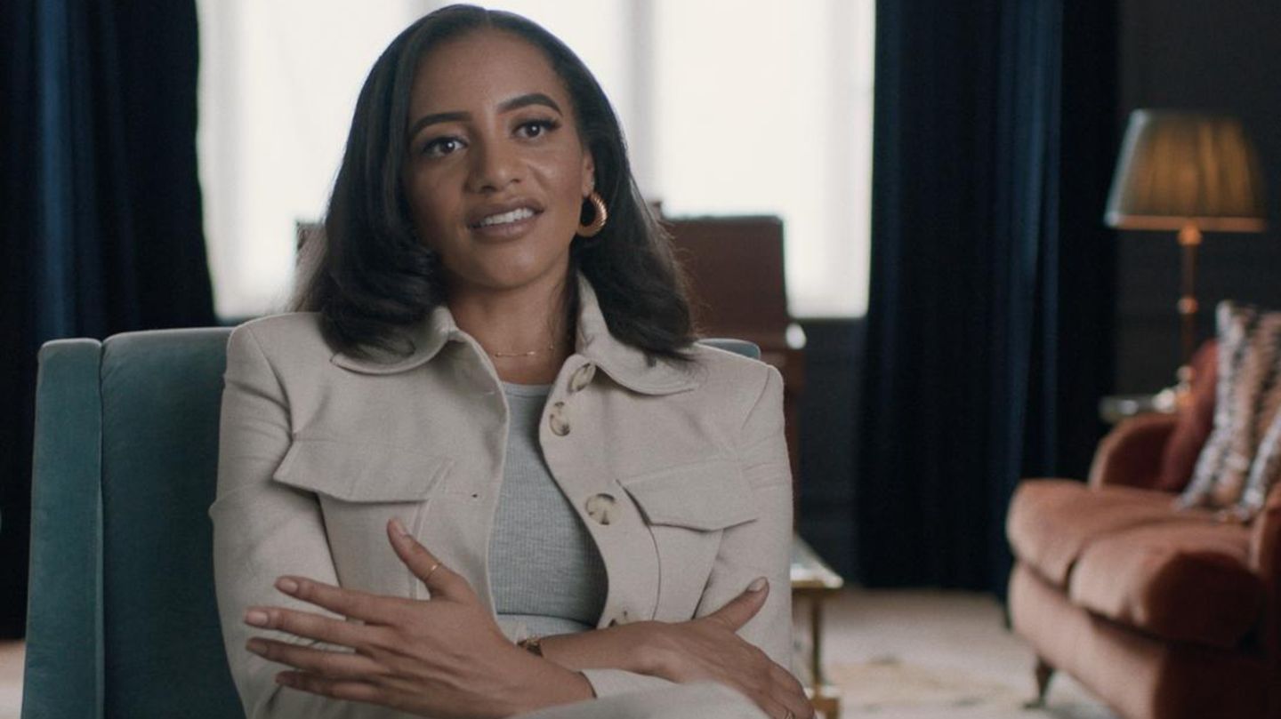 Amal Fashanu wird für die Doku "Das letzte Tabu" interviewt