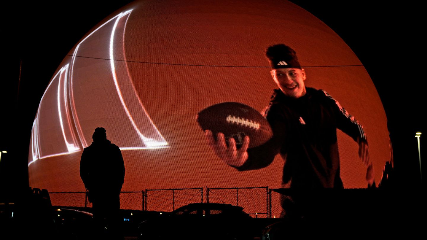 American Football: Werbung mit Patrick Mahomes, dem Quarterback Kansas City Chiefs, auf "The Sphere": Die riesige Leucht-Halbkugel ist die jüngste Attraktion in Las Vegas – jetzt kommt der Super Bowl in die Stadt. Werbung mit Patrick Mahomes, dem Quarterback Kansas City Chiefs, auf "The Sphere": Die riesige Leucht-Halbkugel ist die jüngste Attraktion in Las Vegas – jetzt kommt der Super Bowl in die Stadt.