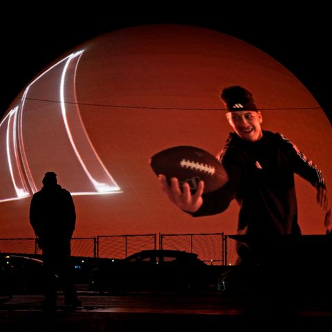 Werbung mit Patrick Mahomes, dem Quarterback Kansas City Chiefs, auf "The Sphere": Die riesige Leucht-Halbkugel ist die jüngste Attraktion in Las Vegas – jetzt kommt der Super Bowl in die Stadt.