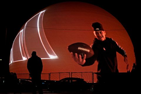 Werbung mit Patrick Mahomes, dem Quarterback Kansas City Chiefs, auf "The Sphere": Die riesige Leucht-Halbkugel ist die jüngste Attraktion in Las Vegas – jetzt kommt der Super Bowl in die Stadt.