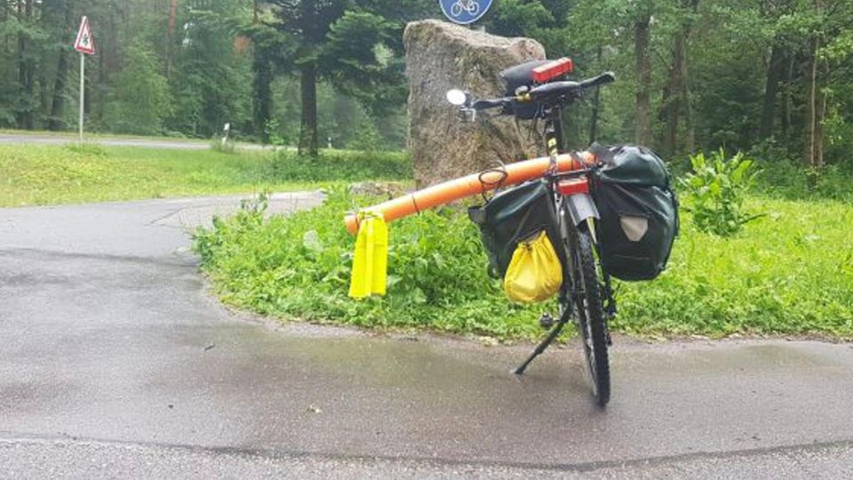 Andreas Mandalka Das Fahrrad des verunglückten Andreas Mandalka mit Schwimmnudel als Abstandshalter