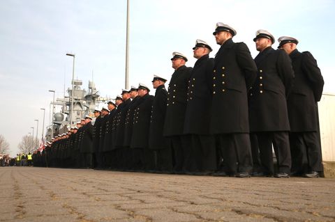 Bundeswehr: Eine Ehrenformation der Deutschen Marine in Warnemünde