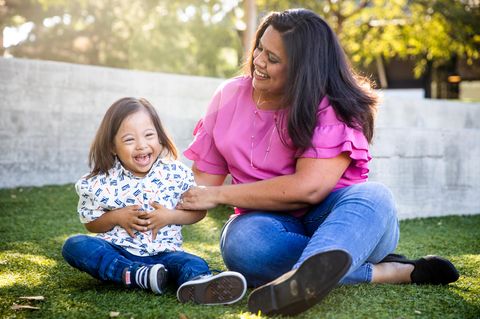 Eine Mutter mit ihrem lachenden kleinen Kind
