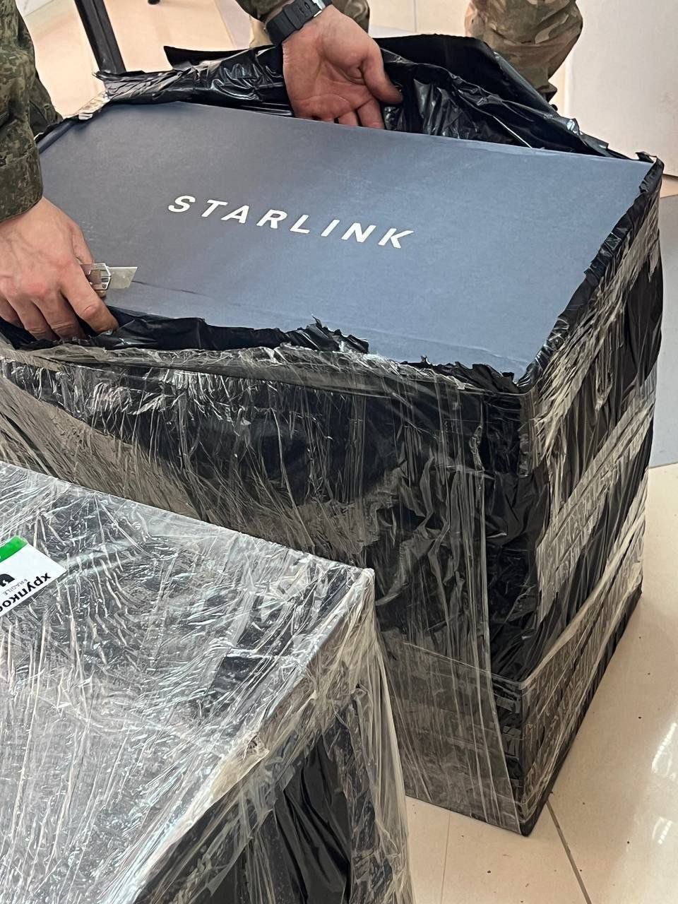Krieg in der Ukraine: Die Russen packen Starlink aus. Die Russen packen Starlink aus.
