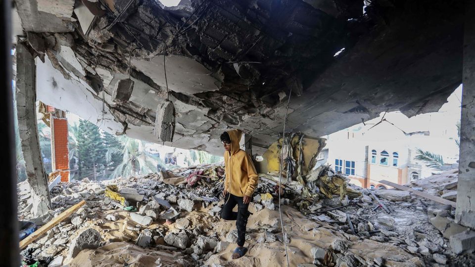 Ein junger Mann begutachtet ein Haus in Rafah, das am Samstag von der israelischen Armee angegriffen worden sein soll