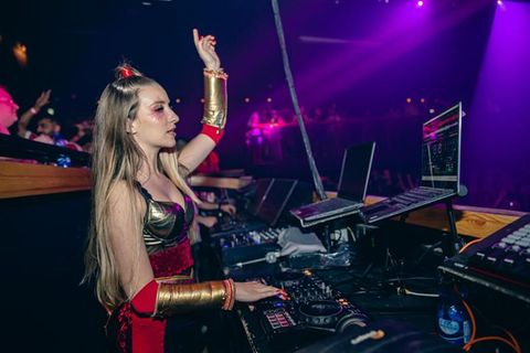 Dana Yitzhak, 26, ist Radiomoderatorin und DJane in Tel Aviv. Nach dem 7. Oktober tourte sie zwischen Armeebasen. Anders als noch vor dem Massaker würden die Menschen sich heute nach Musik mit Bedeutung sehnen, sagt sie