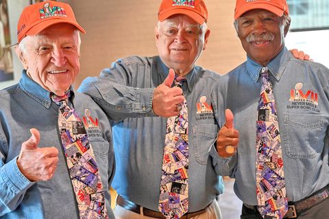 Gestatten, der Never Miss A Super Bowl Club: Gregory Eaton (ganz rechts), Don Crisman (Mitte) und Tom Henschel posieremn am Rande des 57. Super Bowls im vergangenen Jahr.