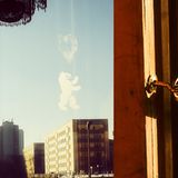 Machtmissbrauch in der Filmbranche: Durch eine riesige Fensterfront in der Panorama-Bar schauen Besucher auf das gegenüberliegende Café Moskau und die Karl-Marx-Allee.