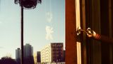 Machtmissbrauch in der Filmbranche: Durch eine riesige Fensterfront in der Panorama-Bar schauen Besucher auf das gegenüberliegende Café Moskau und die Karl-Marx-Allee.