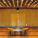 Machtmissbrauch in der Filmbranche: Das Foyer des Kinos: ein großer Saal mit runder Sitzbank und einer Decke, die an einen Sternenhimmel denken lässt.