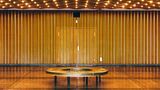 Machtmissbrauch in der Filmbranche: Das Foyer des Kinos: ein großer Saal mit runder Sitzbank und einer Decke, die an einen Sternenhimmel denken lässt.