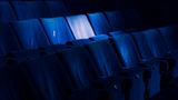 Machtmissbrauch in der Filmbranche: Samtblaue Stuhlreihen: Es lässt sich nicht belegen, ob der Partei- und Staatsratsvorsitzende Erich Honecker hier tatsächlich mal an einem Getränk genippt hat. Doch Platz Nummer 15 in Reihe 8 war angeblich immer für ihn reserviert.