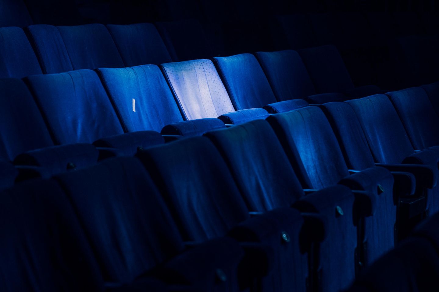 Machtmissbrauch in der Filmbranche: Samtblaue Stuhlreihen: Es lässt sich nicht belegen, ob der Partei- und Staatsratsvorsitzende Erich Honecker hier tatsächlich mal an einem Getränk genippt hat. Doch Platz Nummer 15 in Reihe 8 war angeblich immer für ihn reserviert.
