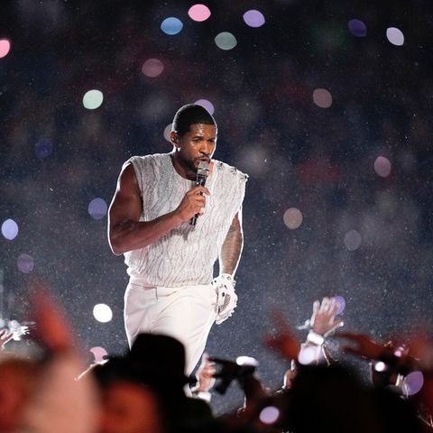 USA, Las Vegas: American Football: Profiliga NFL, Play-off-Runde, Super Bowl, Kansas City Chiefs - San Francisco 49ers im Allegiant Stadium: Usher tritt in der Halbzeitpause auf.