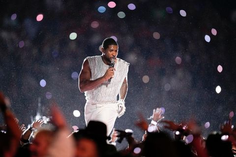 USA, Las Vegas: American Football: Profiliga NFL, Play-off-Runde, Super Bowl, Kansas City Chiefs - San Francisco 49ers im Allegiant Stadium: Usher tritt in der Halbzeitpause auf.