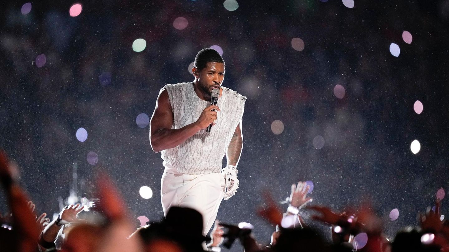 USA, Las Vegas: American Football: Profiliga NFL, Play-off-Runde, Super Bowl, Kansas City Chiefs - San Francisco 49ers im Allegiant Stadium: Usher tritt in der Halbzeitpause auf.